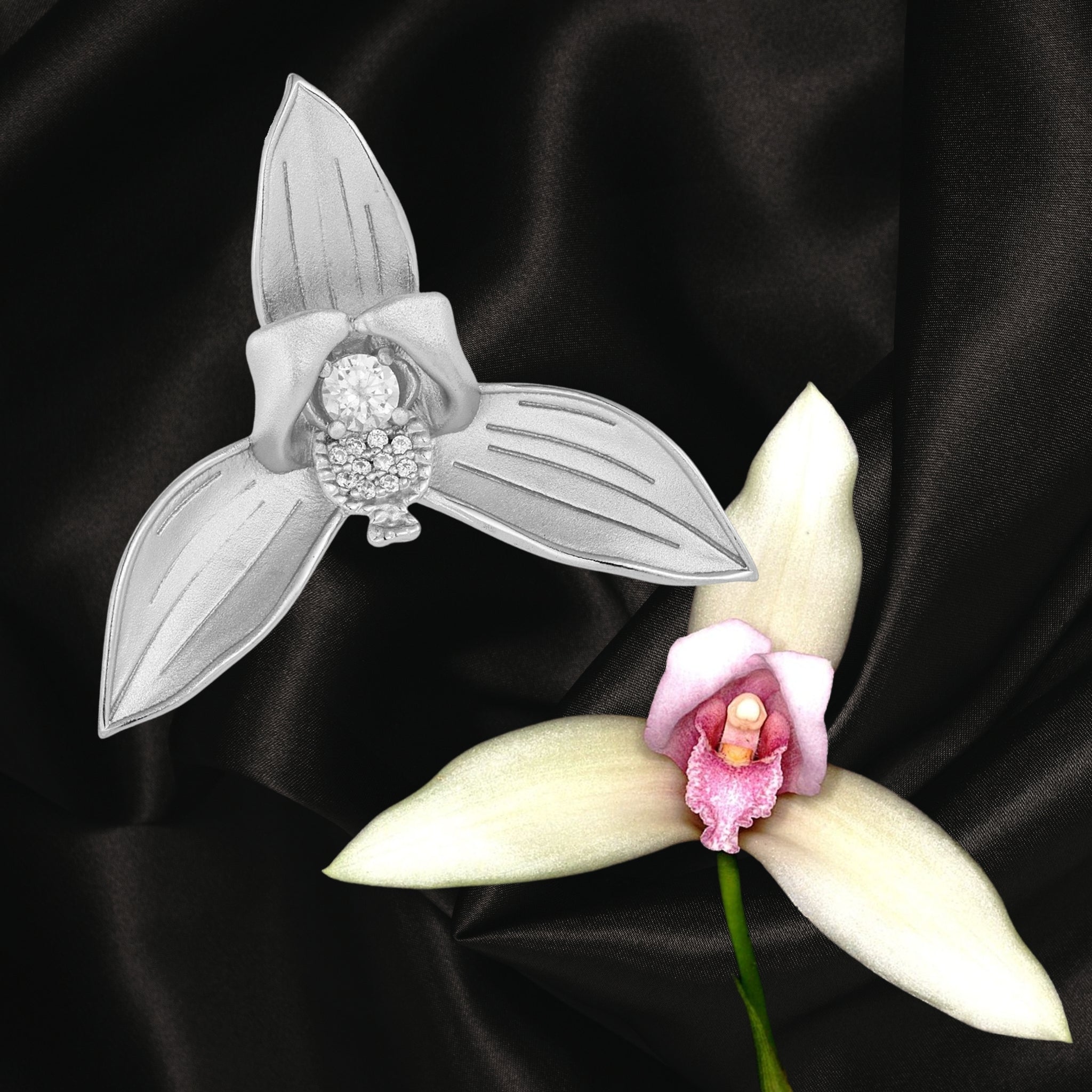 Monja Blanca Pendant Necklace (Sterling Silver) Secondary image